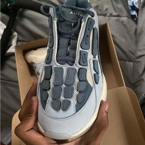 (Used) Size 8 Amiris